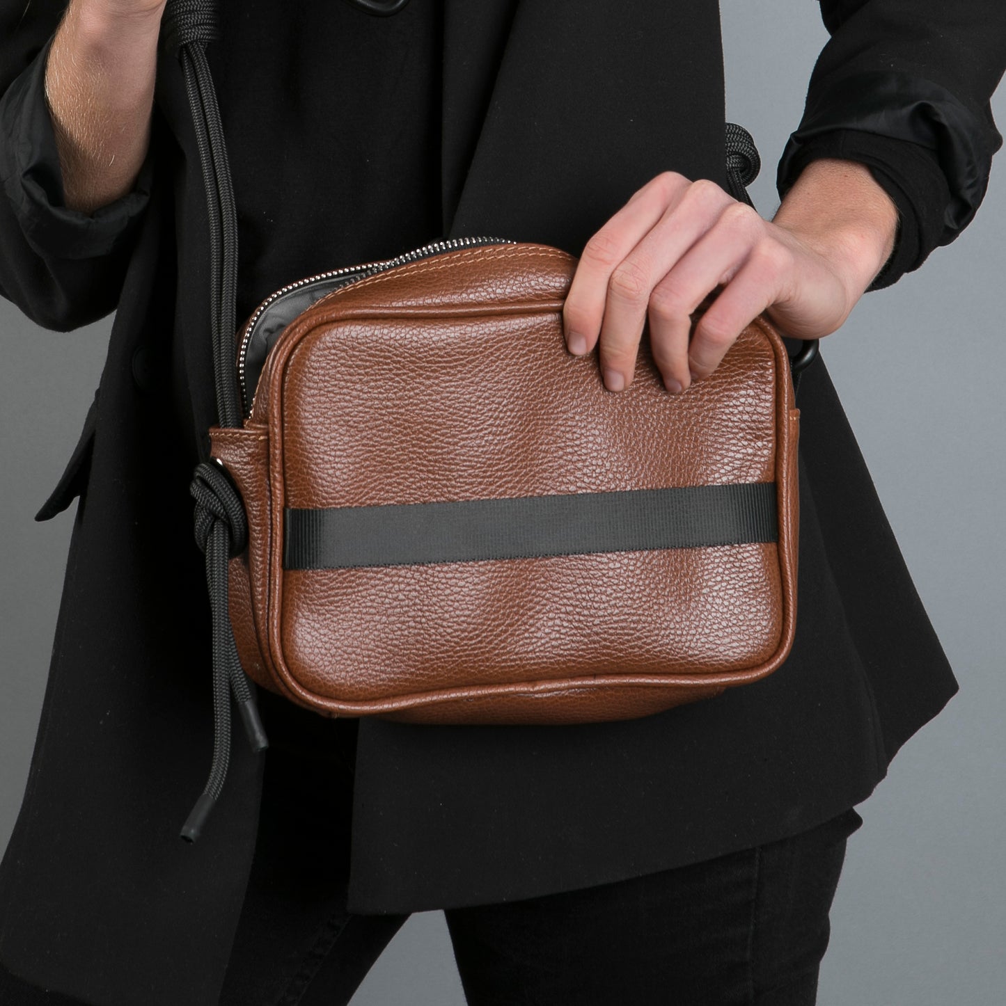 MINIKNOT / Bandolera / Tabaco / Negro