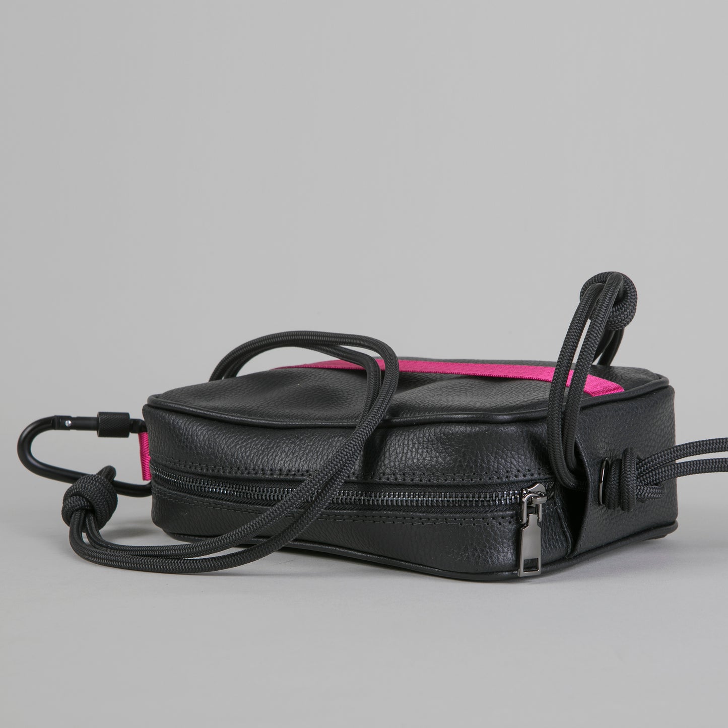 MINIKNOT / Bandolera / Negro / Fucsia