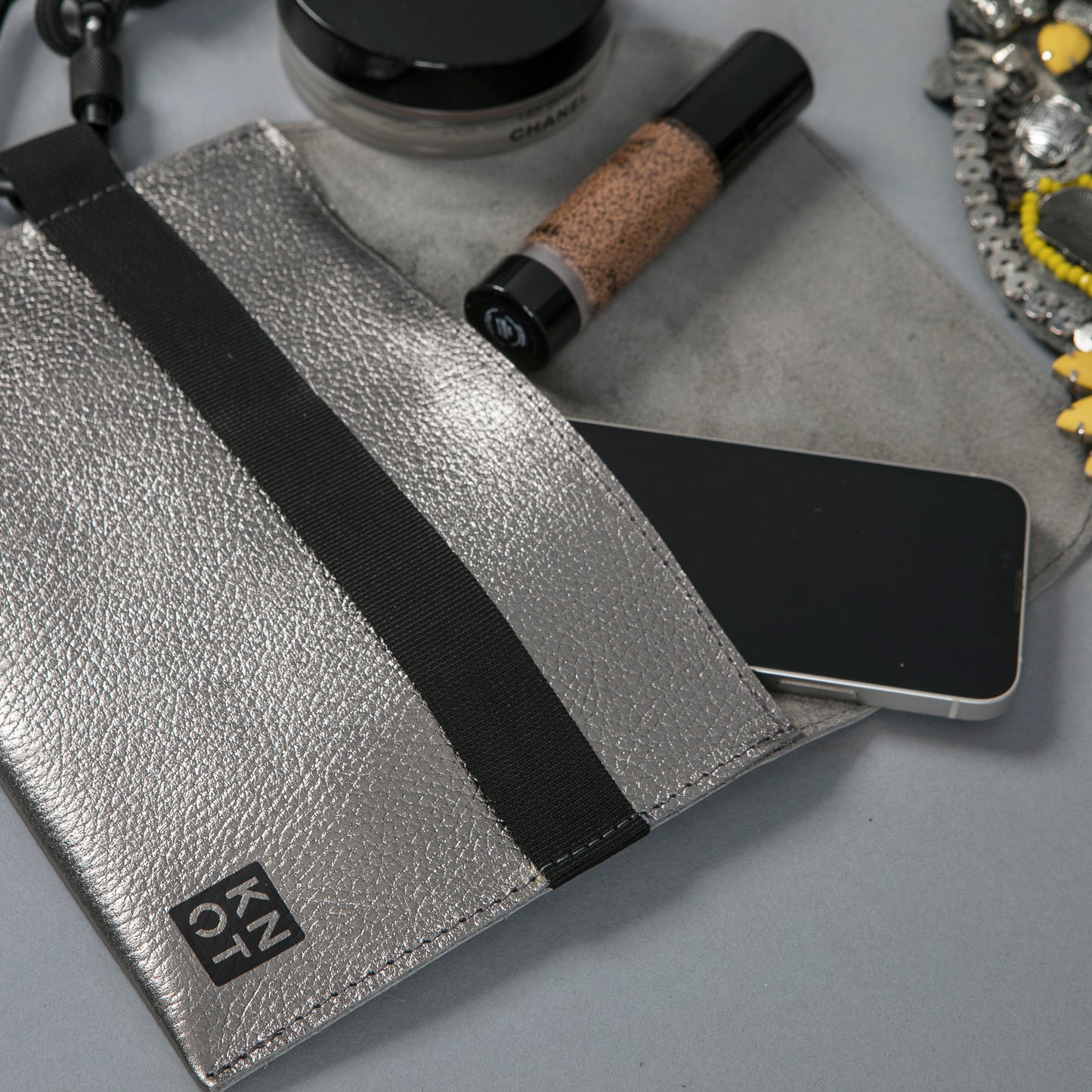 HANDKNOT / Sobre / Plateado / Negro