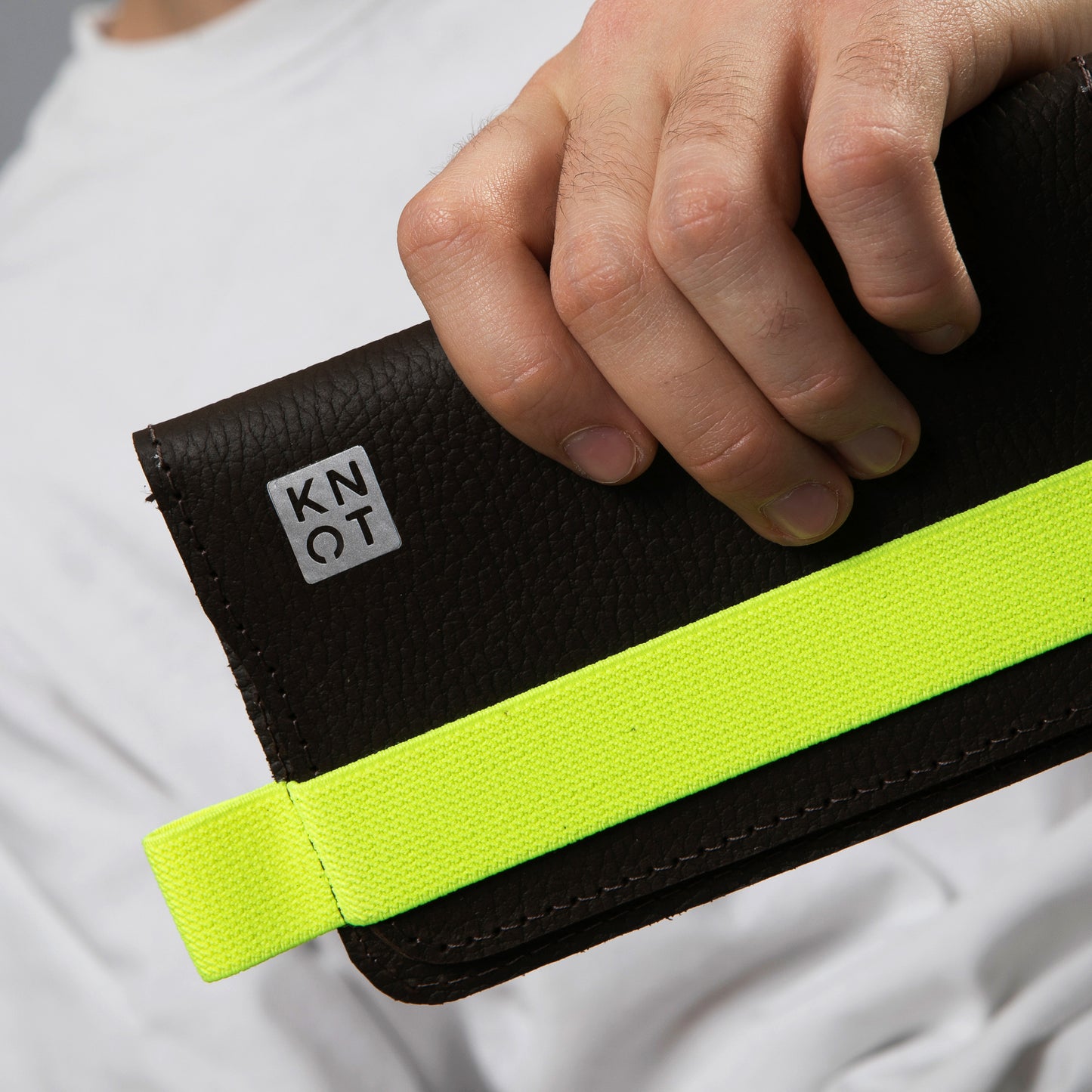 FLEXKNOT / Tabaquera elástico / Café Moro / Amarillo Neón